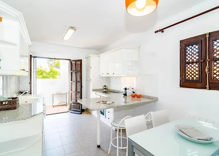 En- Cozy Andalusian Style Townhouse In * Marbella