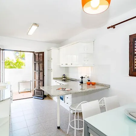 En- Cozy Andalusian Style Townhouse In * Марбелья