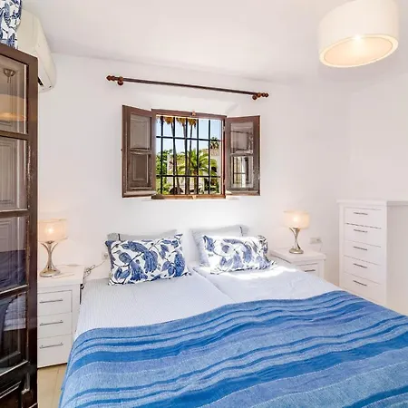 En- Cozy Andalusian Style Townhouse In * Марбелья
