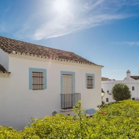 En- Cozy Andalusian Style Townhouse In * Марбелья