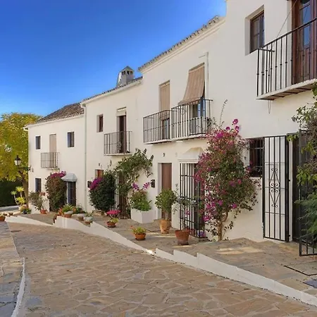 En- Cozy Andalusian Style Townhouse In Marbella