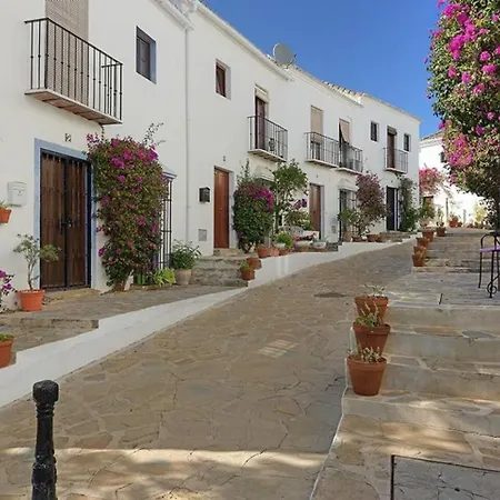 En- Cozy Andalusian Style Townhouse In * Marbella