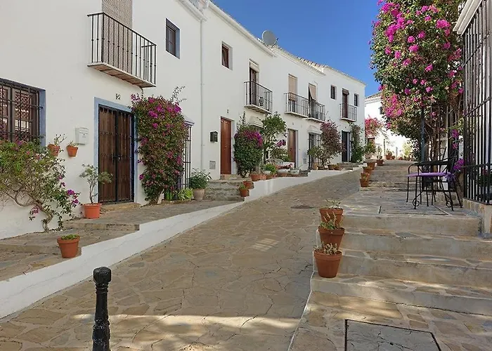Feriehus En- Cozy Andalusian Style Townhouse In *