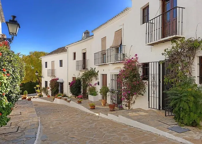 Feriehus En- Cozy Andalusian Style Townhouse In *